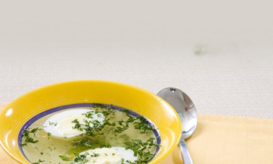 Рецепт мясного бульона с яйцом и зеленью