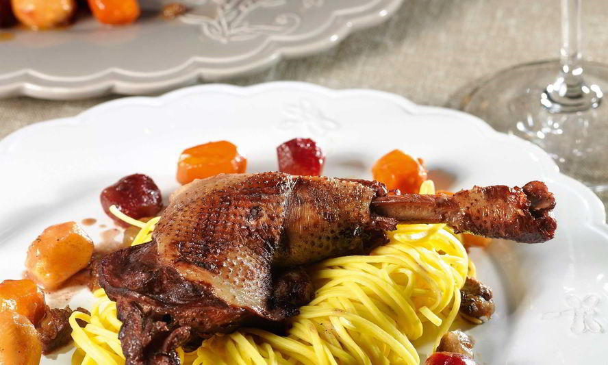 Рецепт петуха в клюквенном бульоне с лапшой и глазированными овощами