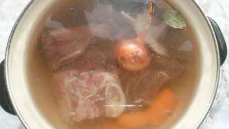 прозрачный мясной бульон из свинины