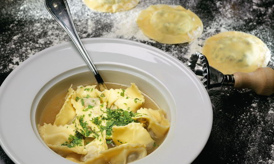 Рецепт равиолей с говядиной в курином бульоне