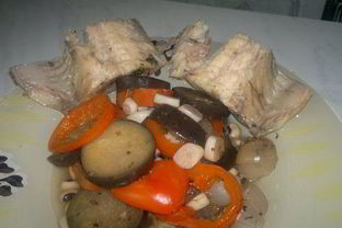 Сом в мятном бульоне и фасоль с овощами