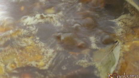 суп с сушеными грибами и лапшой на курином бульоне