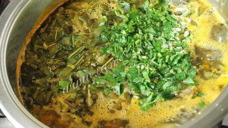 зеленый борщ со щавелем на мясном бульоне