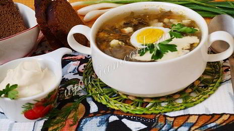 зеленый борщ со щавелем на мясном бульоне