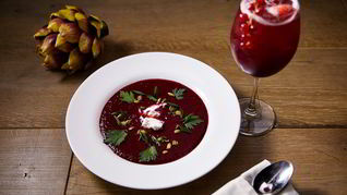 Свекольный гаспачо с козьим сыром