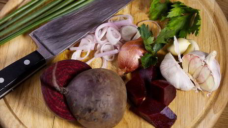 свекольный гаспачо с козьим сыром