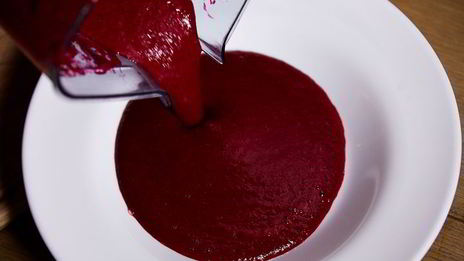 свекольный гаспачо с козьим сыром