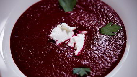 свекольный гаспачо с козьим сыром