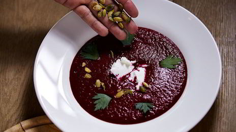 свекольный гаспачо с козьим сыром