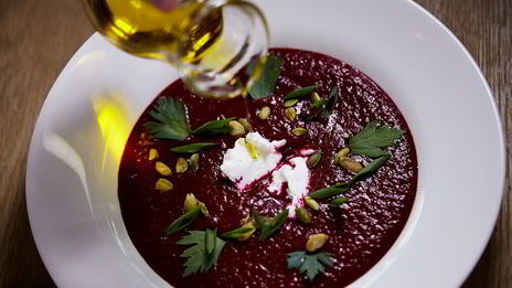 свекольный гаспачо с козьим сыром