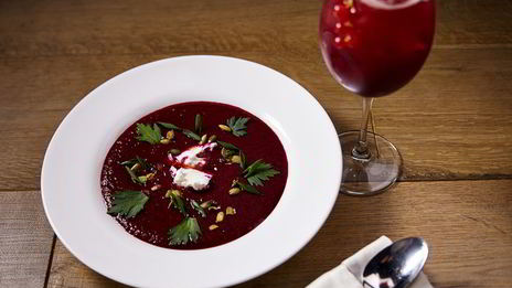 свекольный гаспачо с козьим сыром