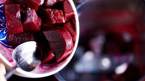 свекольный гаспачо с козьим сыром