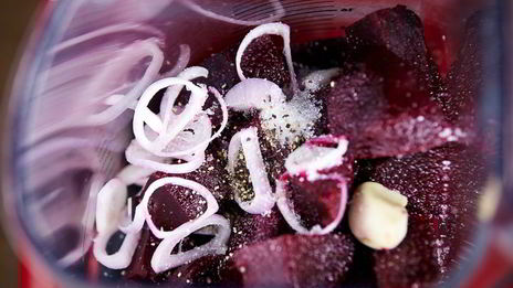 свекольный гаспачо с козьим сыром