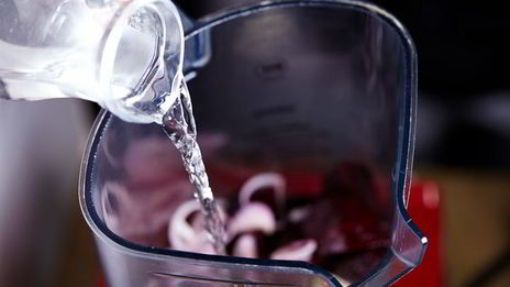 свекольный гаспачо с козьим сыром