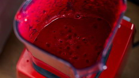 свекольный гаспачо с козьим сыром