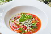 Томатный суп Гаспачо с печеным болгарским перцем, авокадо, мясом камчатского краба и тартаром из клубники