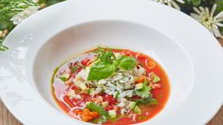 Томатный суп Гаспачо с печеным болгарским перцем, авокадо, мясом камчатского краба и тартаром из клубники