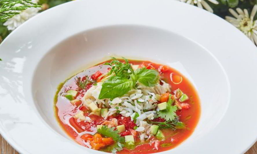 Рецепт томатного супа гаспачо с печеным болгарским перцем, авокадо, мясом камчатского краба и тартаром из клубники