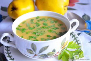 Гороховый суп-крем с айвой и беконом