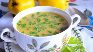 Гороховый суп-крем с айвой и беконом