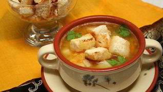 Гороховый суп с копченостями и гренками