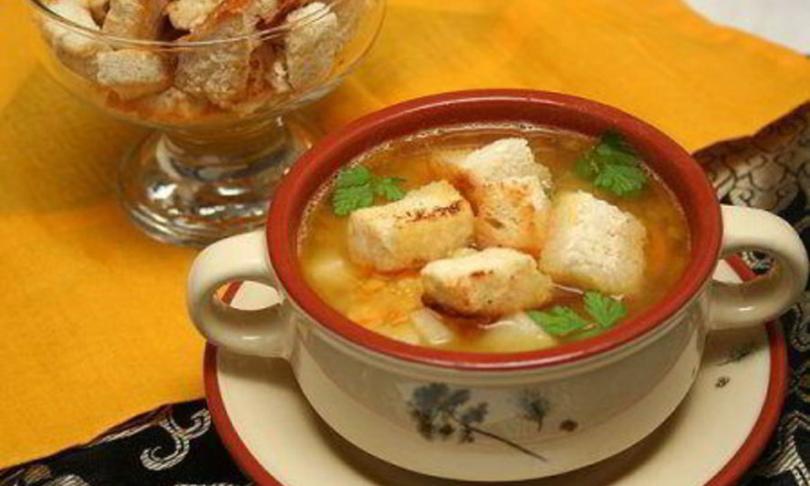 Рецепт горохового супа с копченостями и гренками