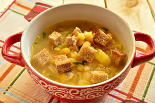 Гороховый суп с курицей и сухариками
