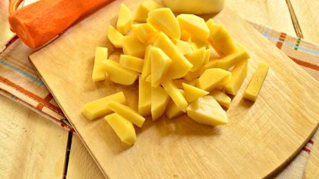 гороховый суп с курицей и сухариками