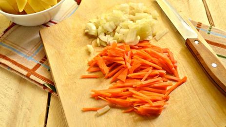 гороховый суп с курицей и сухариками