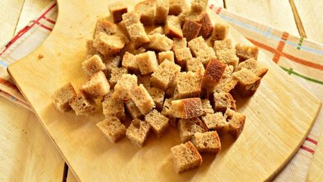 гороховый суп с курицей и сухариками