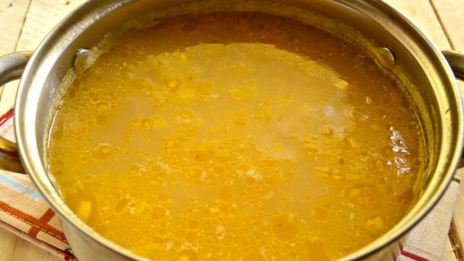 гороховый суп с курицей и сухариками