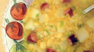 Гороховый суп с охотничьими колбасками и зеленью