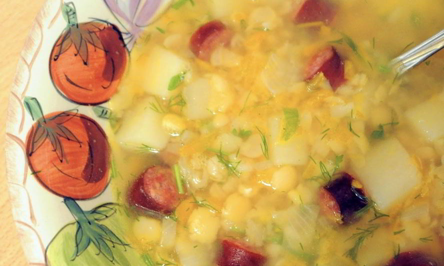 Рецепт горохового супа с охотничьими колбасками и зеленью