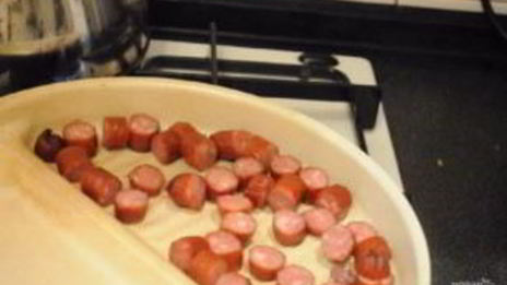 гороховый суп с охотничьими колбасками и зеленью