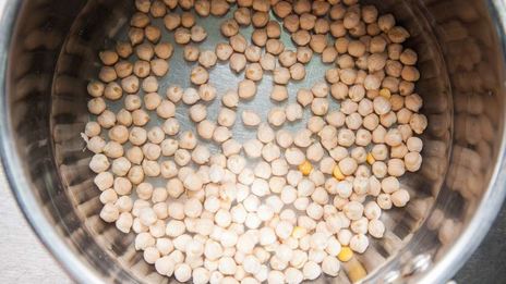 гороховый суп в хлебе