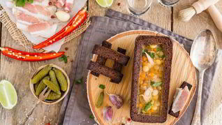 Наваристый гороховый суп с уткой в хлебном горшочке