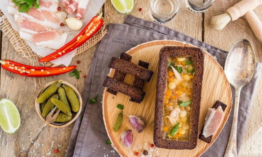 Рецепт наваристого горохового супа с уткой в хлебном горшочке