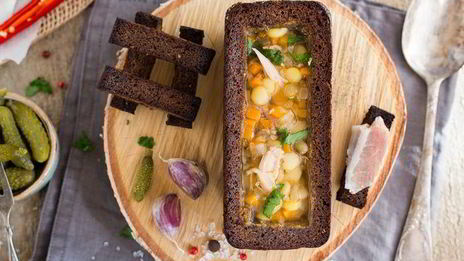 наваристый гороховый суп с уткой в хлебном горшочке