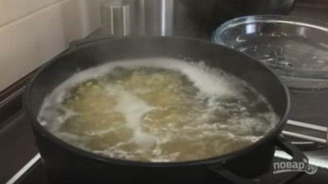 очень вкусный гороховый суп с копчеными ребрышками