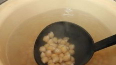 суп гороховый с копчеными ребрышками