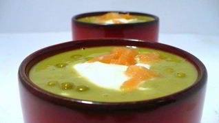 Закусочный гороховый суп с копченым лососем и шапочкой из крем-фреша