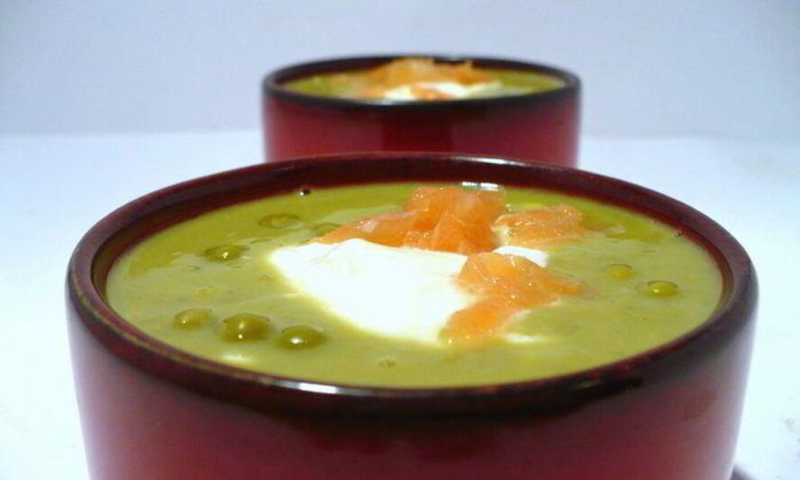 Рецепт закусочного горохового супа с копченым лососем и шапочкой из крем-фреша