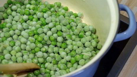 закусочный гороховый суп с копченым лососем и шапочкой из крем-фреша