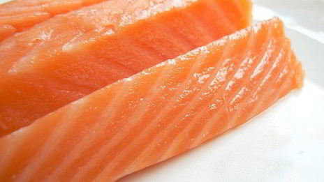 закусочный гороховый суп с копченым лососем и шапочкой из крем-фреша