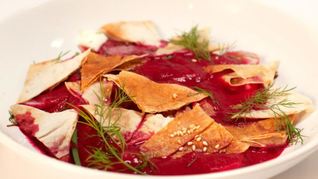 Кефирный суп со свеклой и чипсами из лаваша