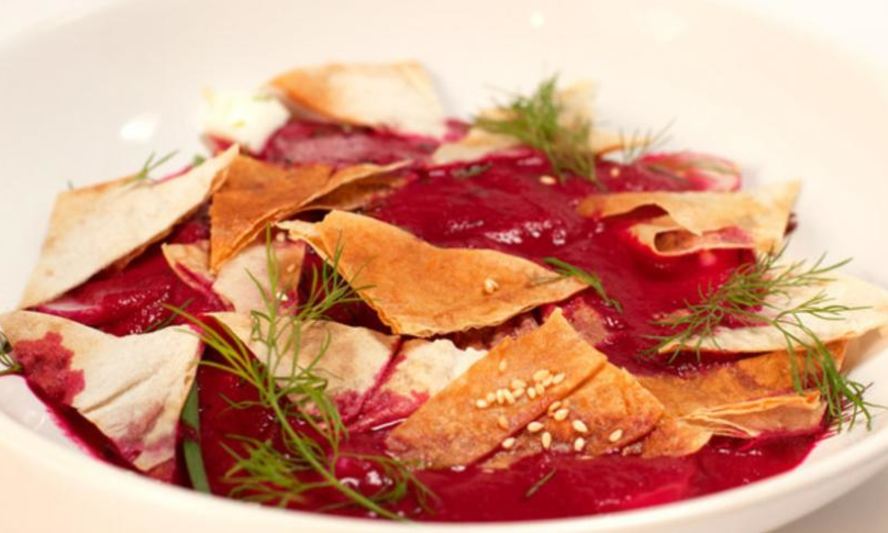 Рецепт кефирного супа со свеклой и чипсами из лаваша