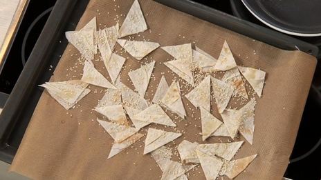 кефирный суп со свеклой и чипсами из лаваша