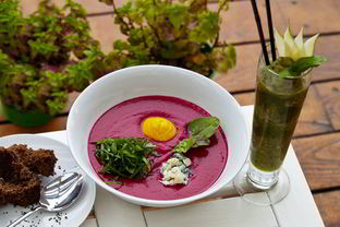 Холодный крем-суп из свеклы с щавелем