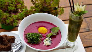 Холодный крем-суп из свеклы с щавелем