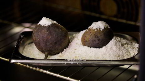 холодный крем-суп из свеклы с щавелем